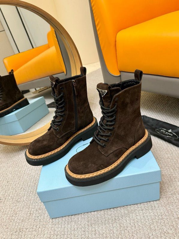 Класичні шкіряні черевики Prada