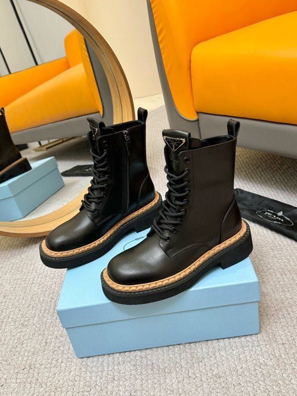 Класичні шкіряні черевики Prada