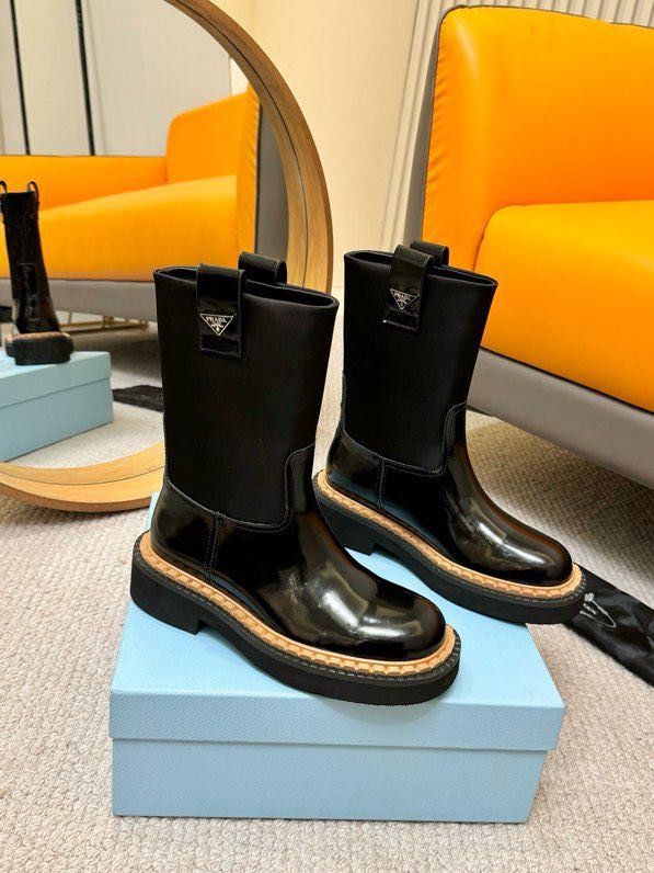 Класичні шкіряні черевики Prada