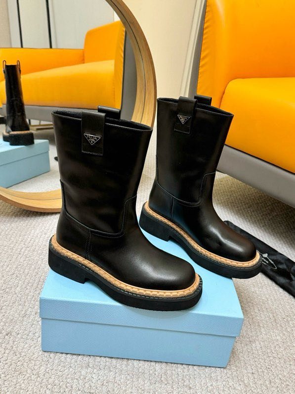 Класичні шкіряні черевики Prada