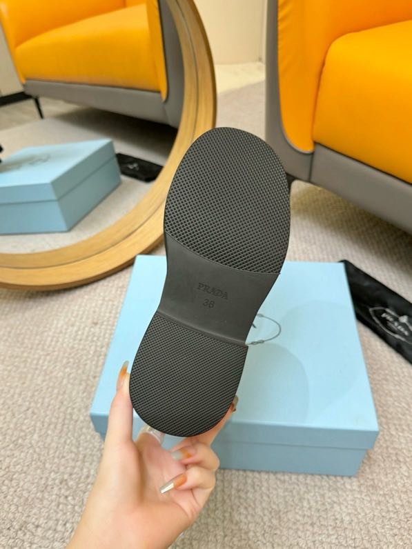 Класичні шкіряні черевики Prada фото 3