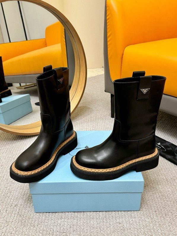 Класичні шкіряні черевики Prada фото 3