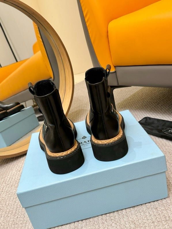 Класичні шкіряні черевики Prada фото 4