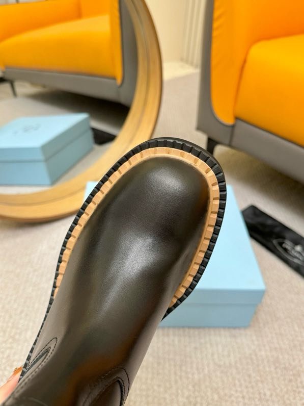 Класичні шкіряні черевики Prada фото 4