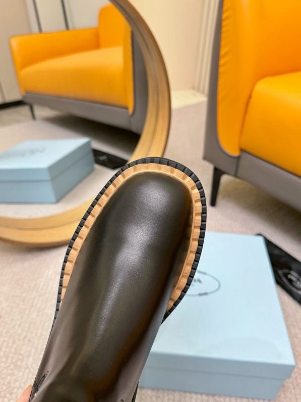 Класичні шкіряні черевики Prada фото 5