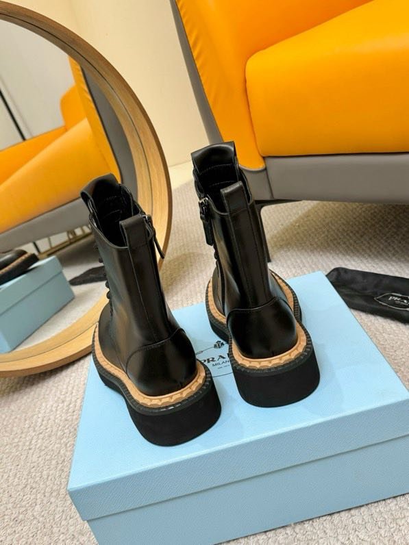 Класичні шкіряні черевики Prada фото 5