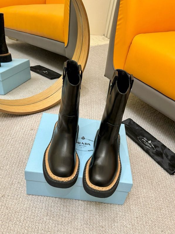 Класичні шкіряні черевики Prada фото 5