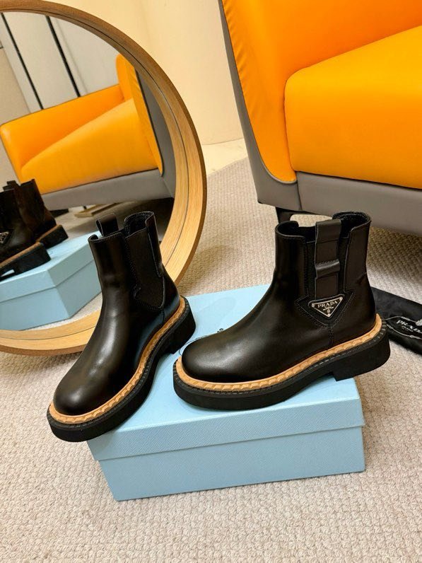 Класичні шкіряні черевики Prada фото 6