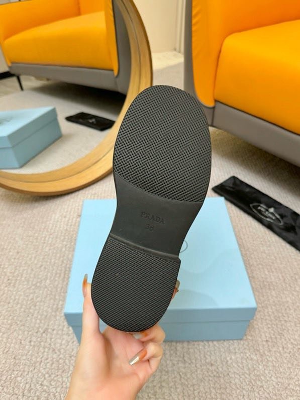 Класичні шкіряні черевики Prada фото 6