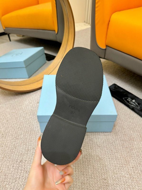 Класичні шкіряні черевики Prada фото 7