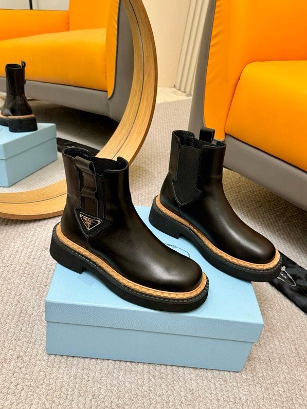 Класичні шкіряні черевики Prada фото 8