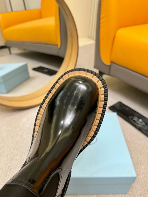 Класичні шкіряні черевики Prada фото 8