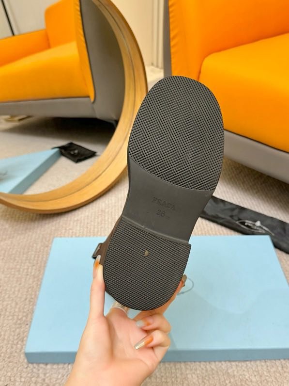 Классические кожаные сапоги PRADA фото 5