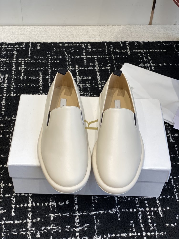 Класичні лоферы жіночі