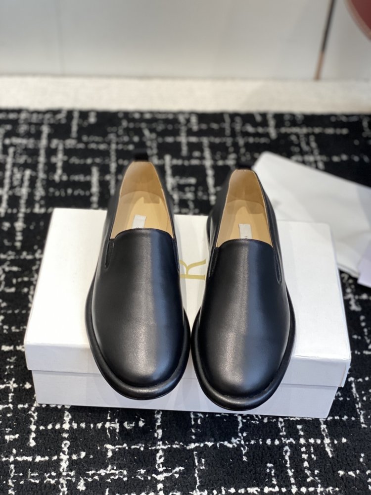 Класичні лоферы жіночі