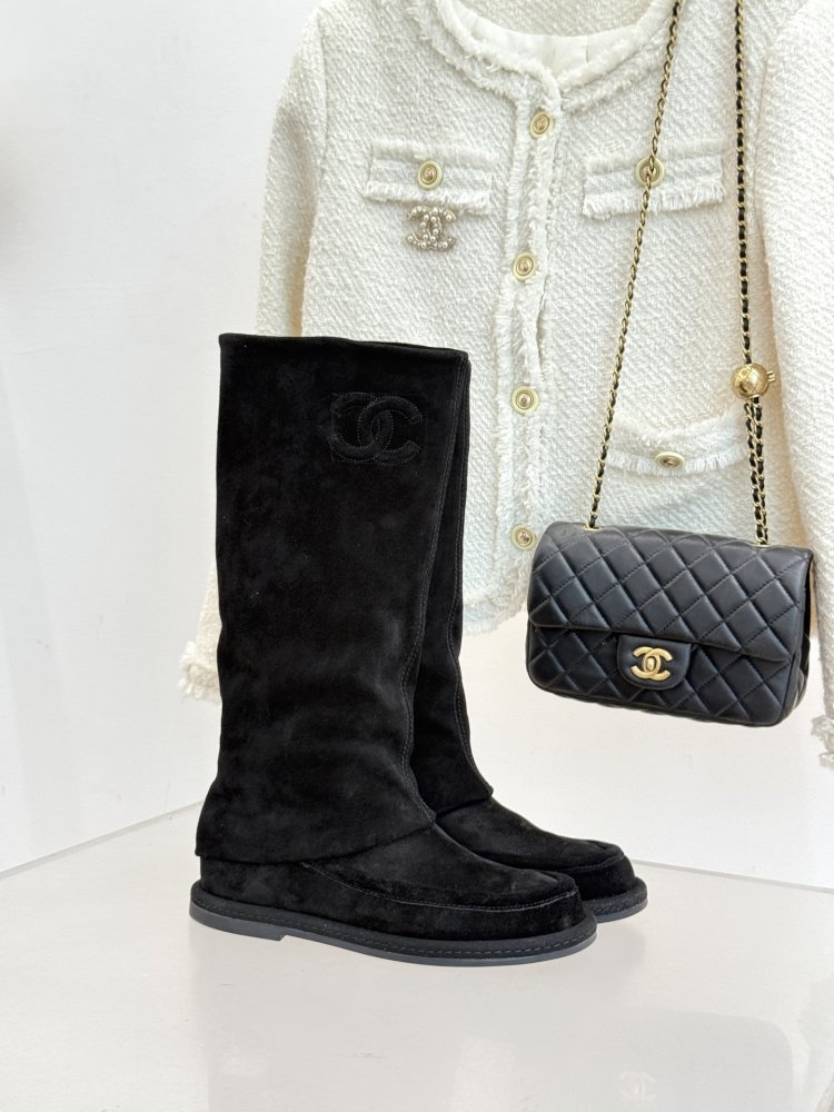 Классические замшевые сапоги Chanel Double C