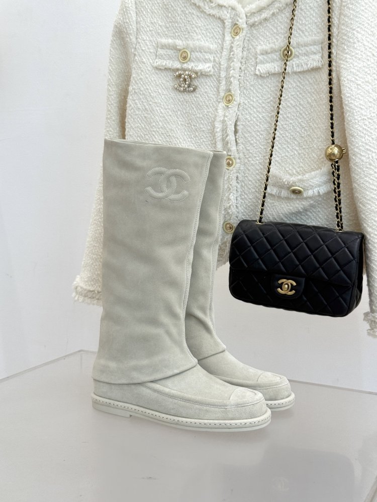 Классические замшевые сапоги Chanel Double C