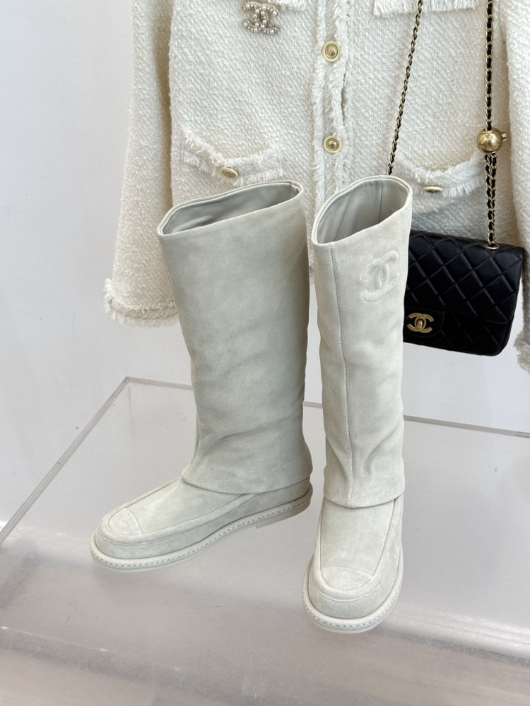 Классические замшевые сапоги Chanel Double C фото 2