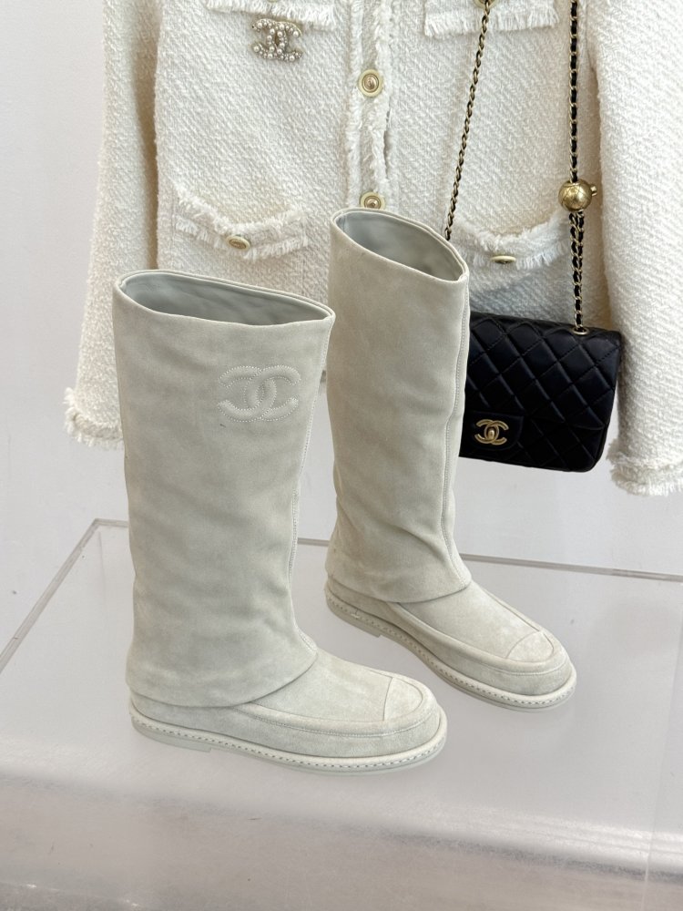 Классические замшевые сапоги Chanel Double C фото 3