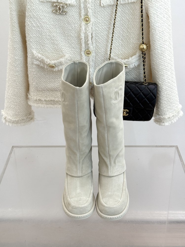 Классические замшевые сапоги Chanel Double C фото 4