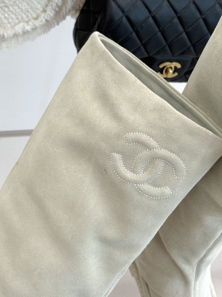 Классические замшевые сапоги Chanel Double C фото 6