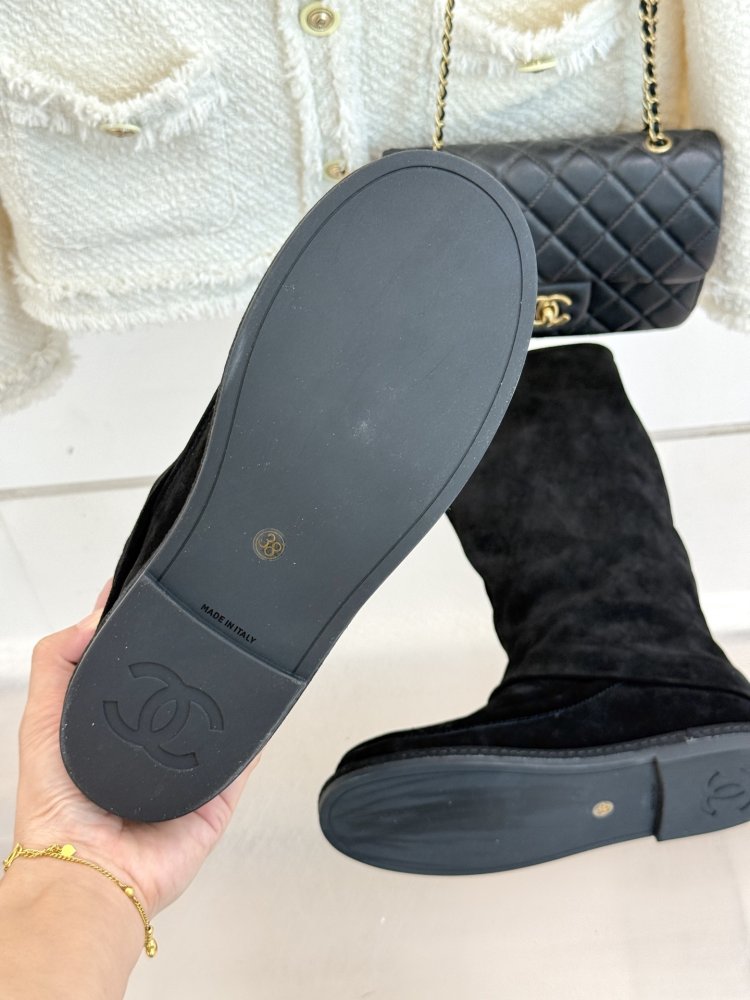 Классические замшевые сапоги Chanel Double C фото 9