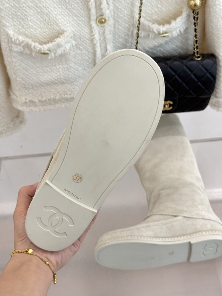 Классические замшевые сапоги Chanel Double C фото 9