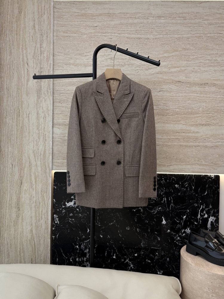 Класичний двобортний піджак з довгими рукавами