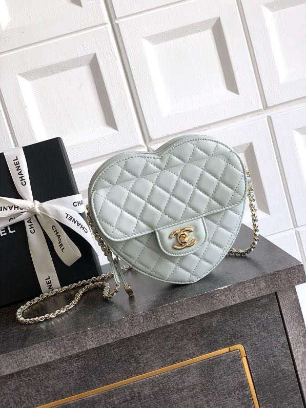 Clutch CHANEL 25B at form hearts