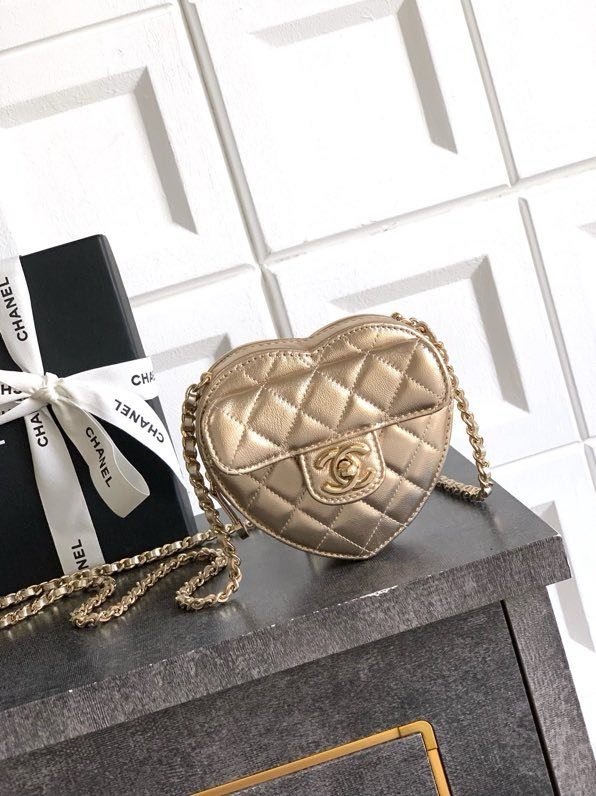 Clutch CHANEL 25B at form hearts