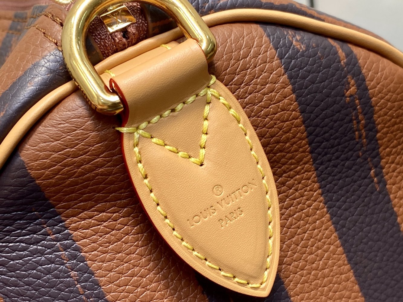 Кофейная полосатая сумка Speedy Pillow Bag 32 см фото 11