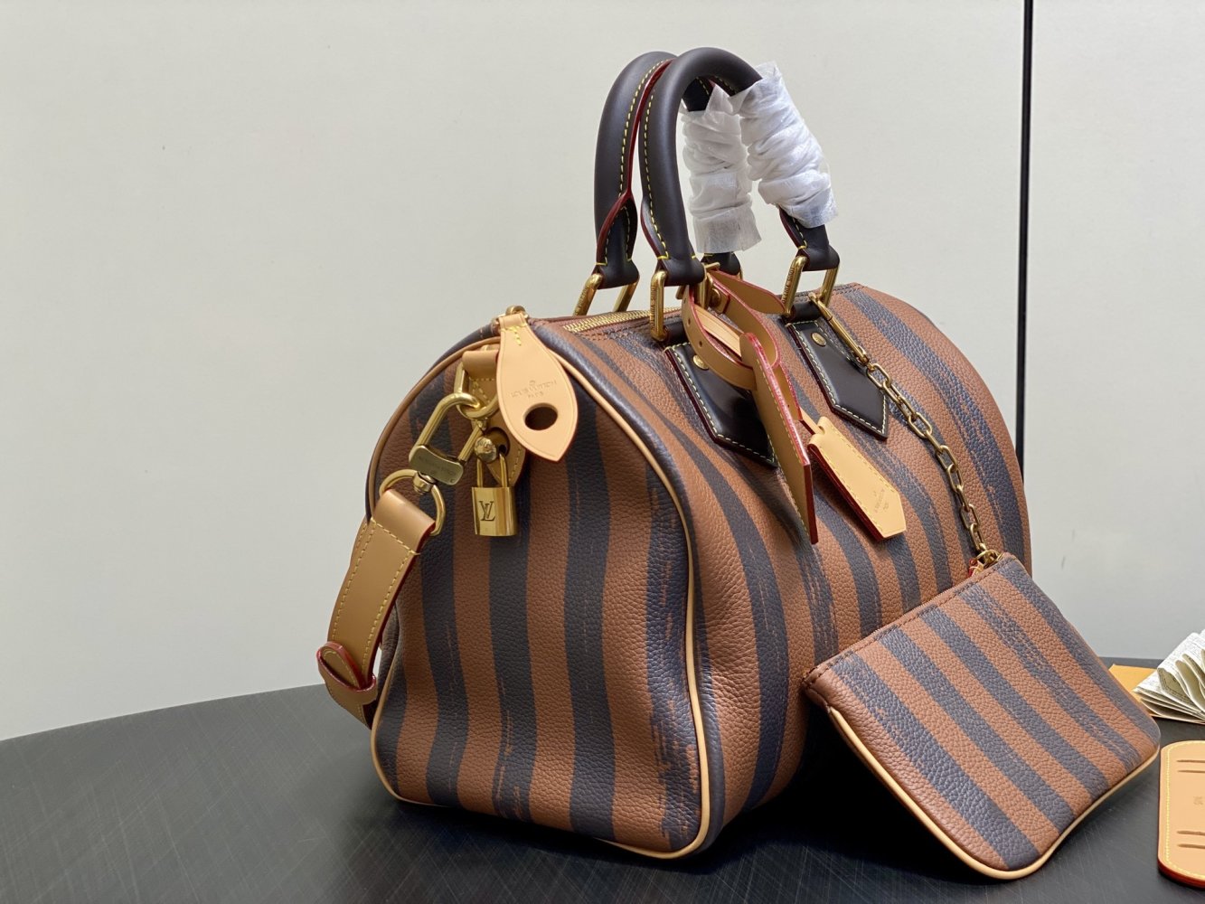 Кофейная полосатая сумка Speedy Pillow Bag 32 см фото 3