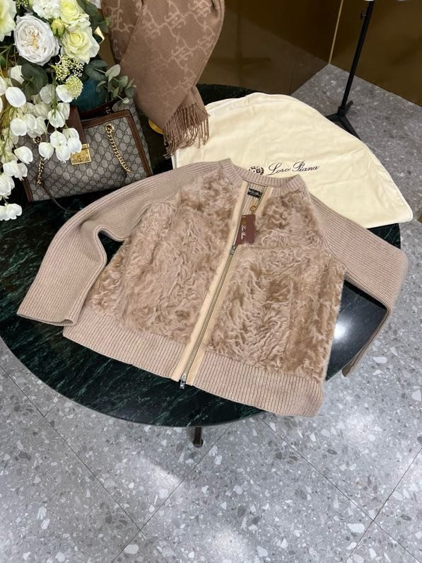 Blouse cashmere with removable fur