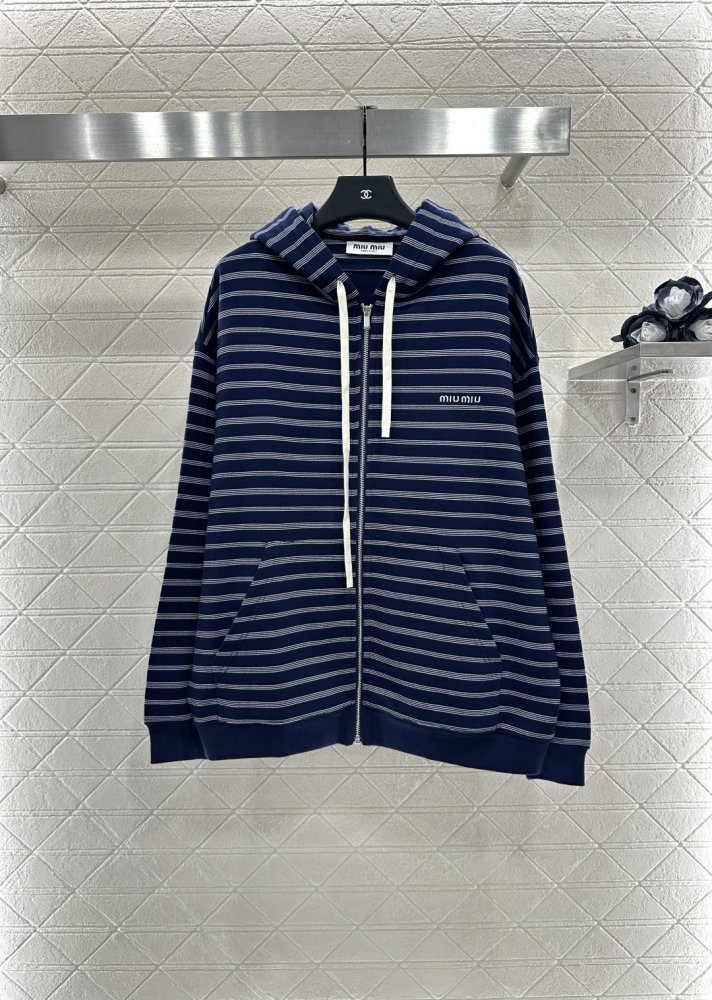 Blouse from hood and clasp on lightning