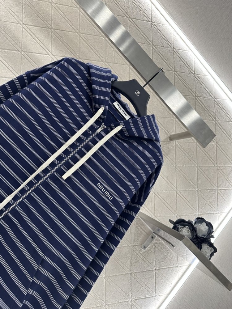 Blouse from hood and clasp on lightning фото 3