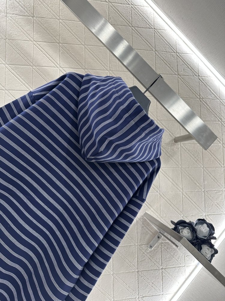 Blouse from hood and clasp on lightning фото 4