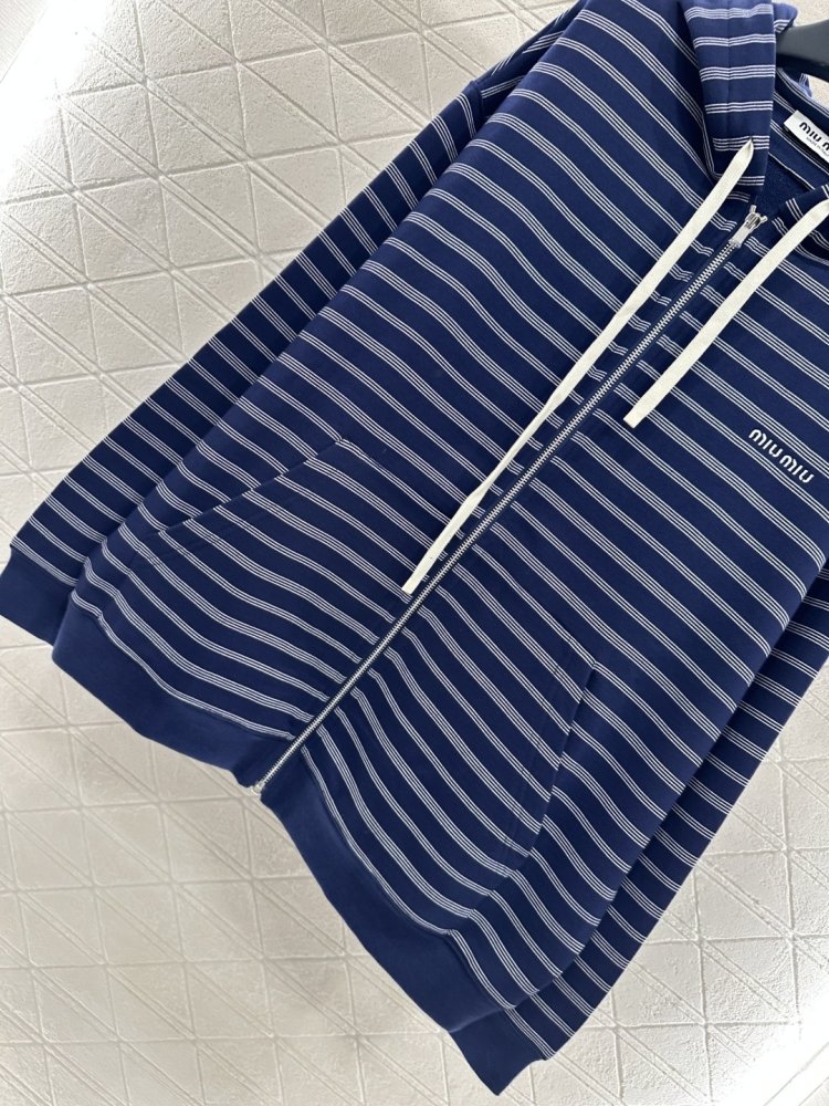 Blouse from hood and clasp on lightning фото 5