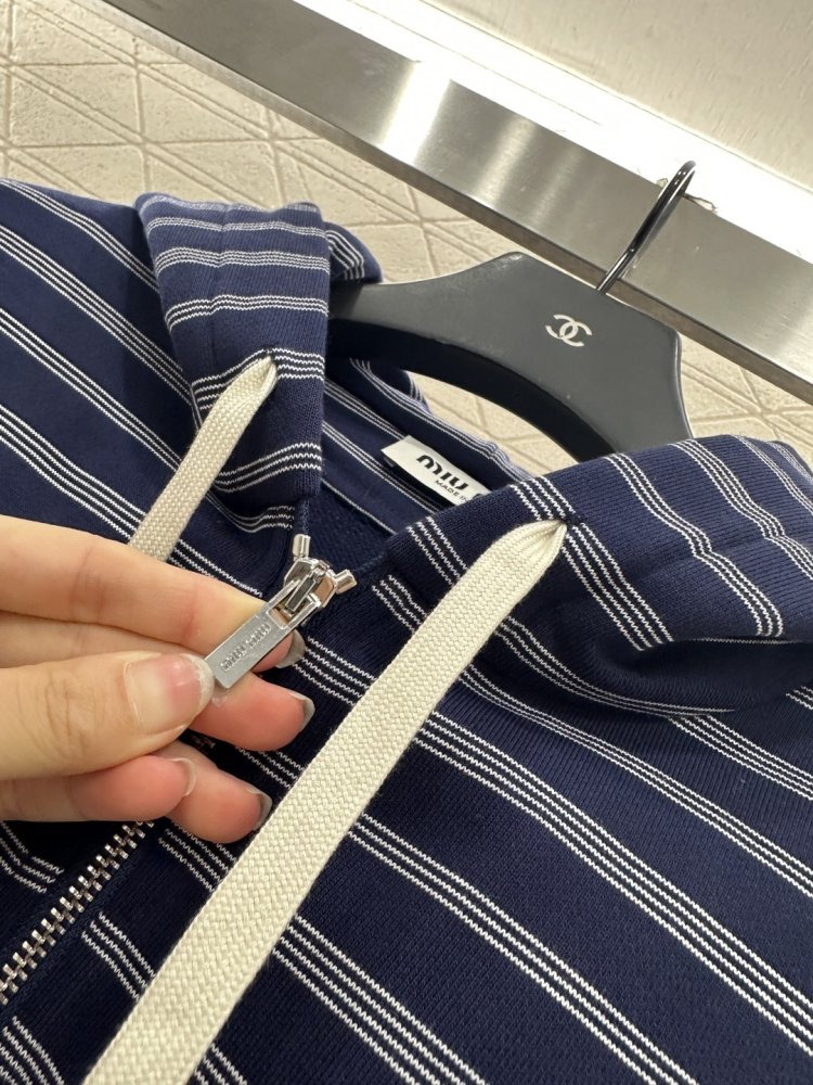 Blouse from hood and clasp on lightning фото 7