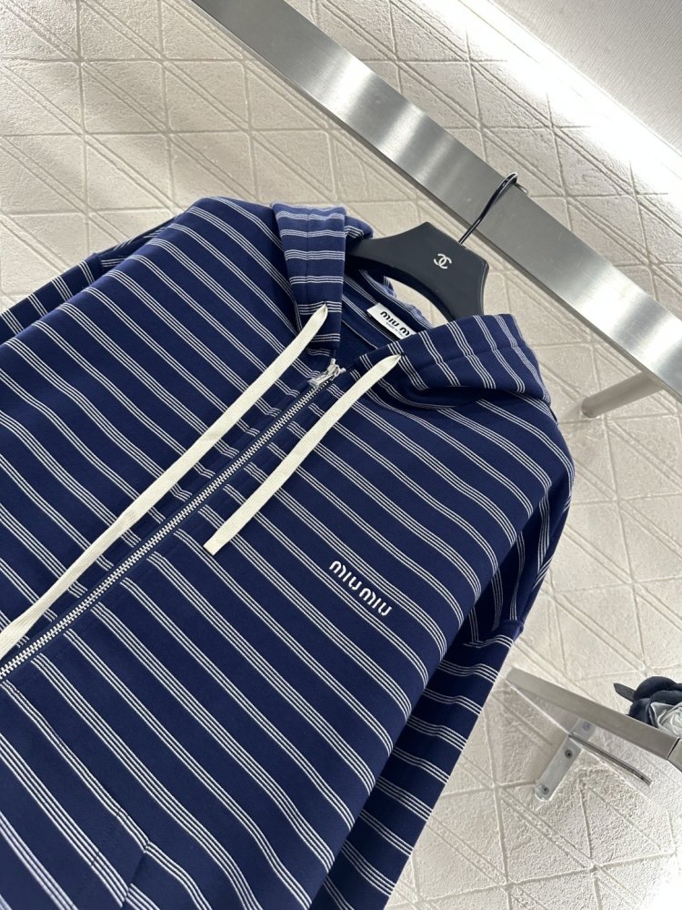 Blouse from hood and clasp on lightning фото 8