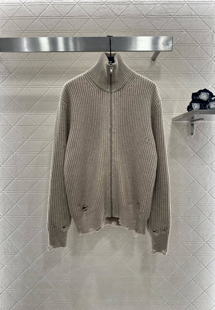 Кофта женская с рваными рукавами