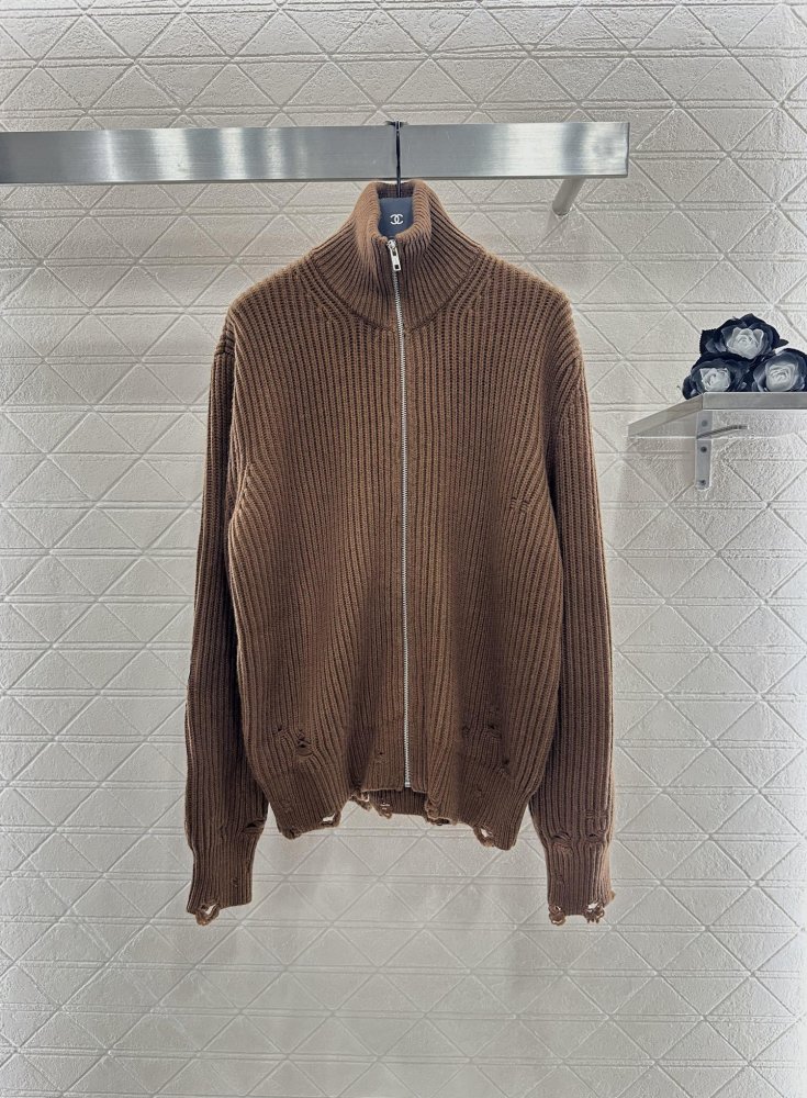 Кофта женская с рваными рукавами