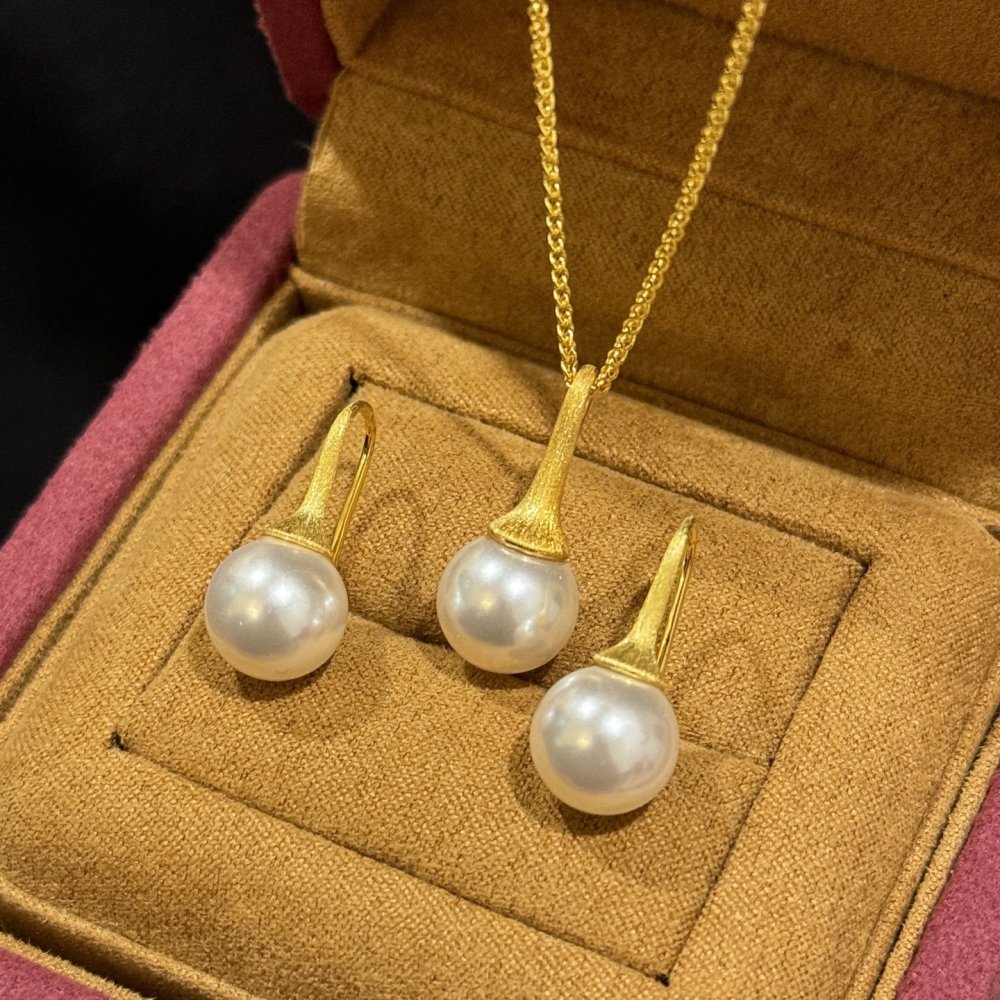 Колье и серьги гвоздики с жемчугом