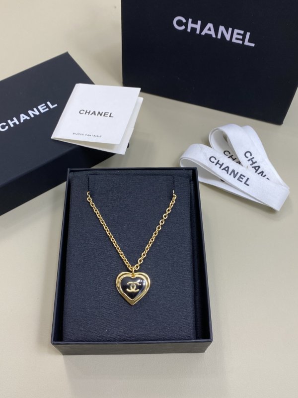 Колье с кулоном в виде двойного сердца