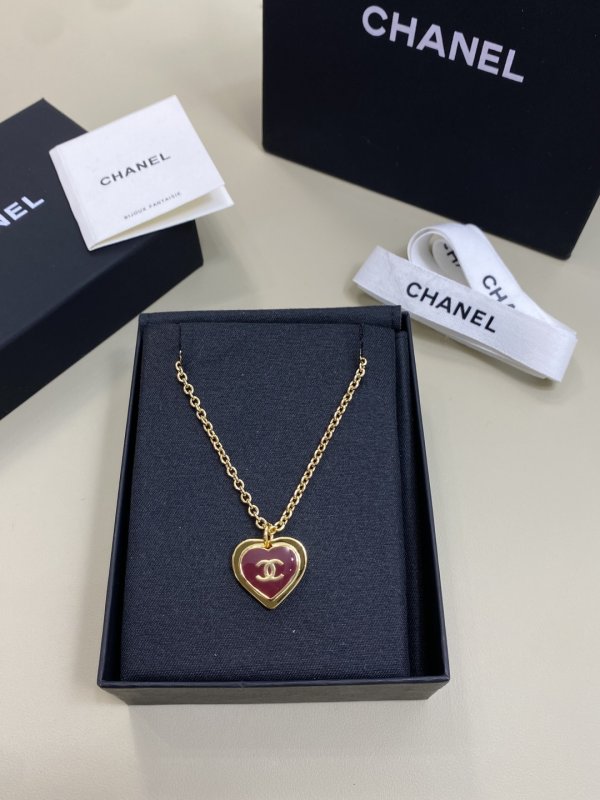 Колье с кулоном в виде двойного сердца