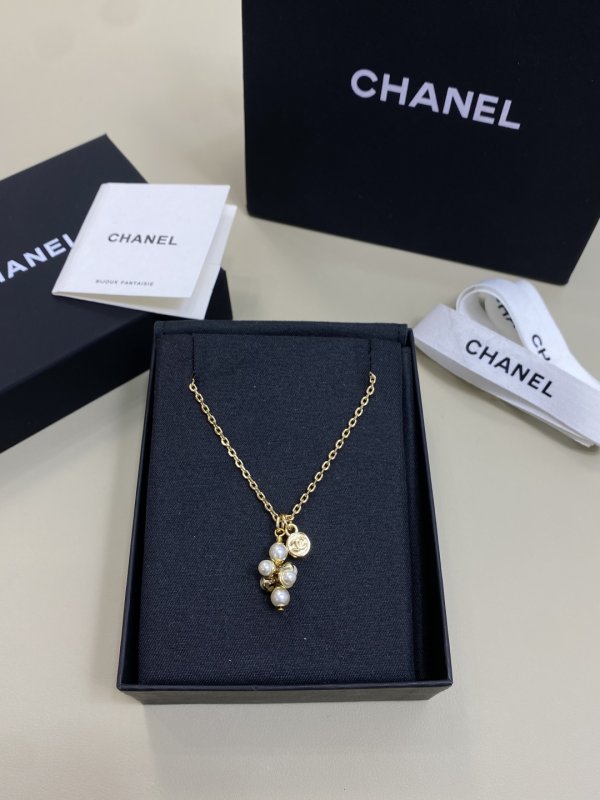 Колье с жемчужными подвесками