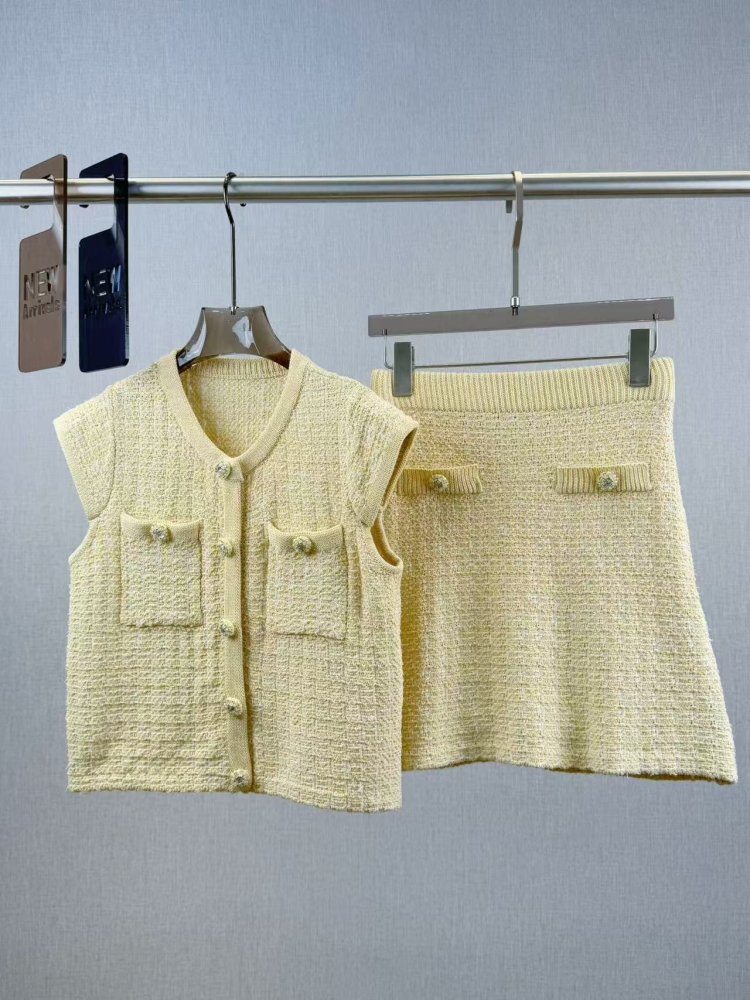 Комплект из кардигана и юбки без рукавов