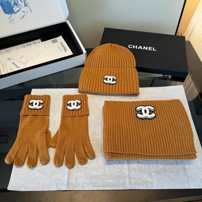 Комплект шапка, шарф і рукавички