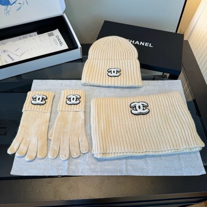 Комплект шапка, шарф і рукавички