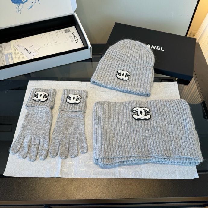 Set a cap, scarf and gloves