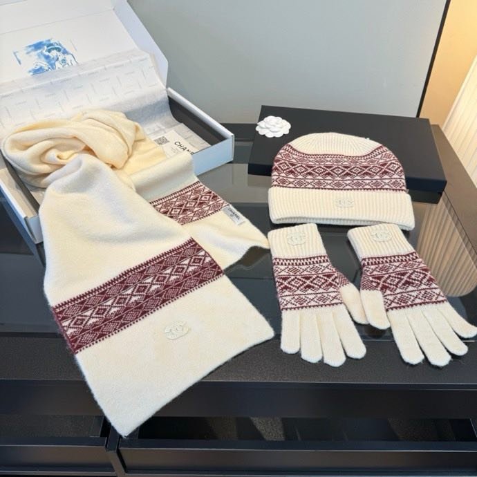 Комплект шапка, шарф і рукавички